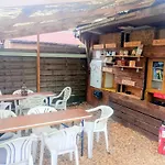 Waldcamp Mit Kleinen Huetten Und Caravans In Cottbus Natur Pur