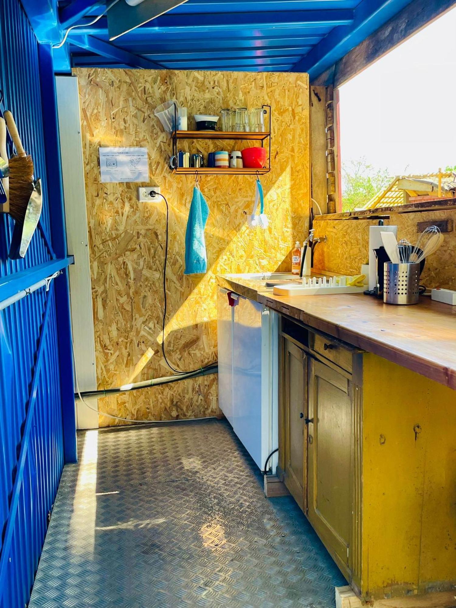 Waldcamp Mit Kleinen Huetten Und Caravans In Pur Cottbus
