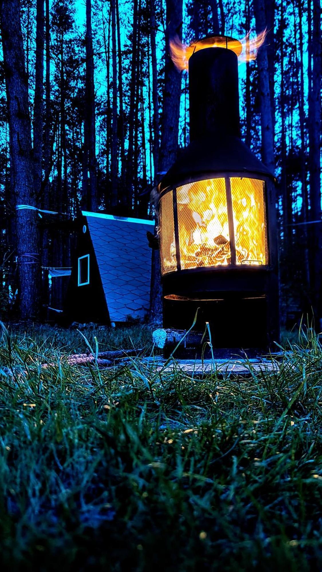 Waldcamp Mit Kleinen Huetten Und Caravans In Pur Campsite Cottbus