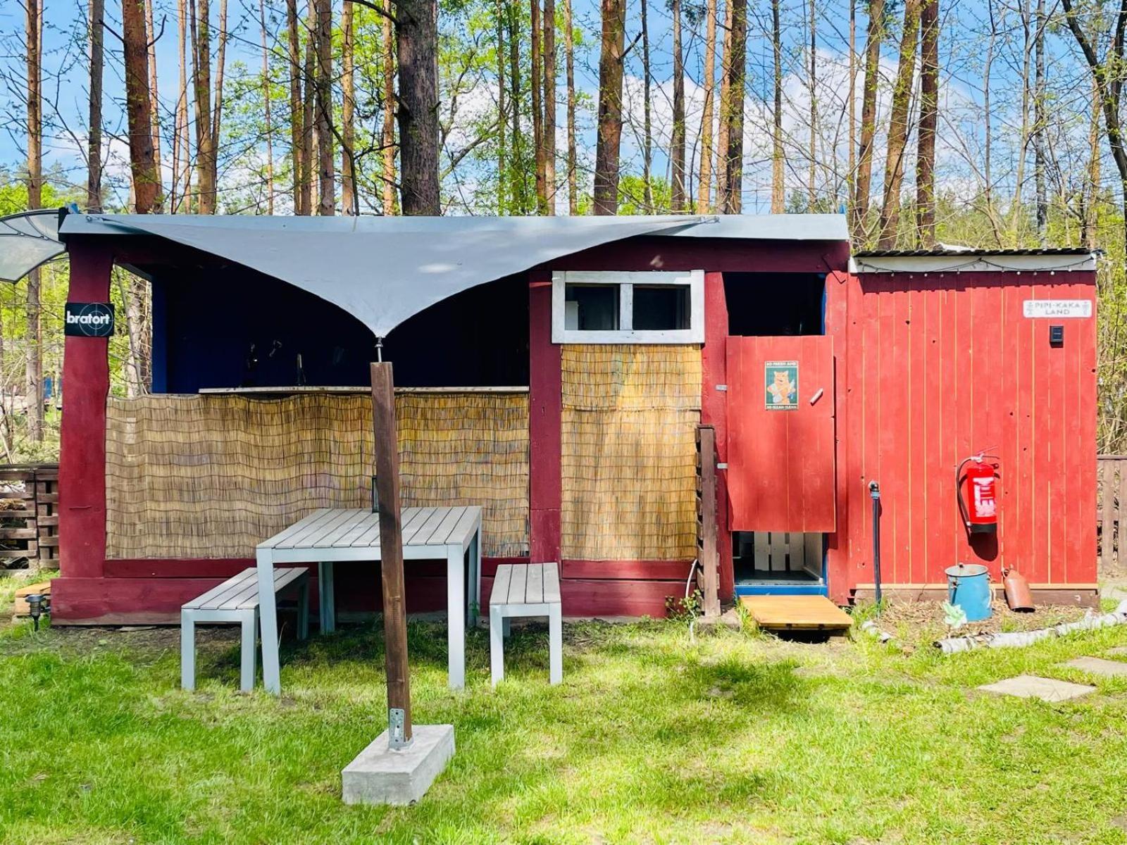 Waldcamp Mit Kleinen Huetten Und Caravans In Pur Campingplatz *