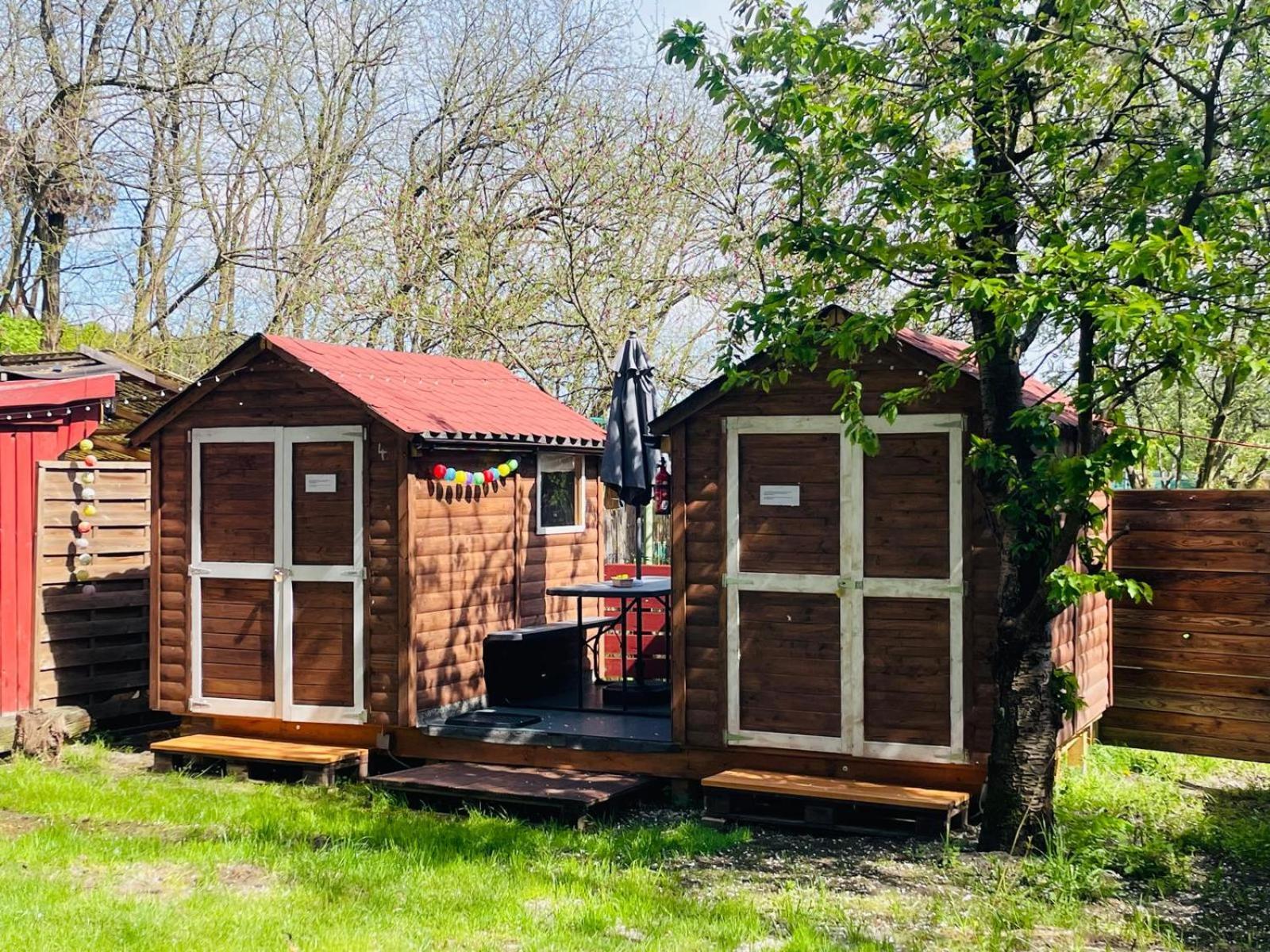 Campingplatz Waldcamp Mit Kleinen Huetten Und Caravans In Pur Cottbus