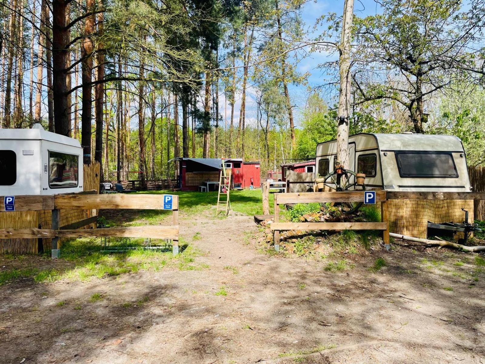 Waldcamp Mit Kleinen Huetten Und Caravans In Pur Campingplatz