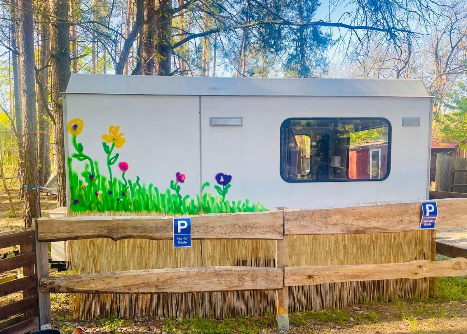 Waldcamp Mit Kleinen Huetten Und Caravans In Pur * Cottbus